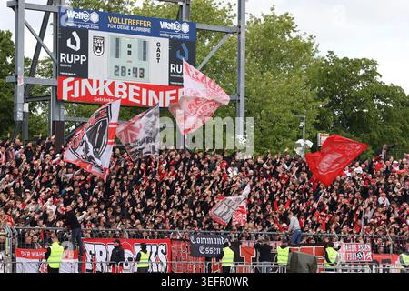 Ulm, Deutschland. Mai 2026. Fußball, Herren: 3. Liga, SSV Ulm 1846 - Rot-Weiss Essen, Spieltag 38, Donaustadion. Die Fans von Rot-Weiss Essen feuern ihr Team an. WICHTIGER HINWEIS: Gemäß den Vorschriften der DFL Deutscher Fußball-Liga und des DFB Deutscher Fußball-Bundes ist es verboten, im Stadion und/oder im Spiel aufgenommene Fotografien in Form von sequenziellen Bildern und/oder videoähnlichen Fotoserien zu verwenden oder zu verwenden. Quelle: Lucca Fundel/dpa/Alamy Live News Stockfoto