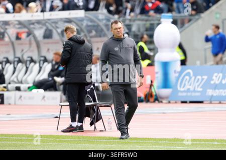 Ulm, Deutschland. Mai 2026. Fußball, Herren: 3. Liga, SSV Ulm 1846 - Rot-Weiss Essen, Spieltag 38, Donaustadion. Trainer Uwe Koschinat (Rot-Weiss Essen) folgt dem Spiel. WICHTIGER HINWEIS: Gemäß den Vorschriften der DFL Deutscher Fußball-Liga und des DFB Deutscher Fußball-Bundes ist es verboten, im Stadion und/oder im Spiel aufgenommene Fotografien in Form von sequenziellen Bildern und/oder videoähnlichen Fotoserien zu verwenden oder zu verwenden. Quelle: Lucca Fundel/dpa/Alamy Live News Stockfoto