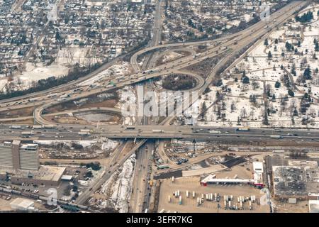 Aus der Vogelperspektive eines Autobahnkreuzes in der Nähe von Melrose Park und Hillside, Illinois. Die Abbildung zeigt die komplexe Struktur der Interstate 294. Stockfoto