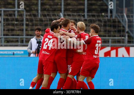 Ulm, Deutschland. Mai 2026. Fußball, Herren: 3. Liga, SSV Ulm 1846 - Rot-Weiss Essen, Spieltag 38, Donaustadion. Die Spieler von Rot-Weiss Essen feiern ein Tor ihrer Mannschaft. WICHTIGER HINWEIS: Gemäß den Vorschriften der DFL Deutscher Fußball-Liga und des DFB Deutscher Fußball-Bundes ist es verboten, im Stadion und/oder im Spiel aufgenommene Fotografien in Form von sequenziellen Bildern und/oder videoähnlichen Fotoserien zu verwenden oder zu verwenden. Quelle: Lucca Fundel/dpa/Alamy Live News Stockfoto