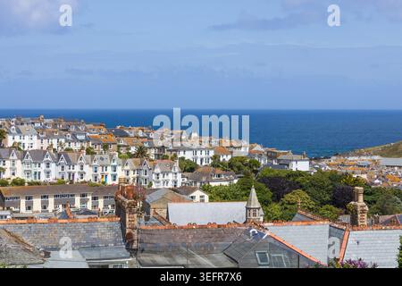 Aus der Vogelperspektive auf die Küstenstadt St. Ives und die Dächer von Cornwall Stockfoto