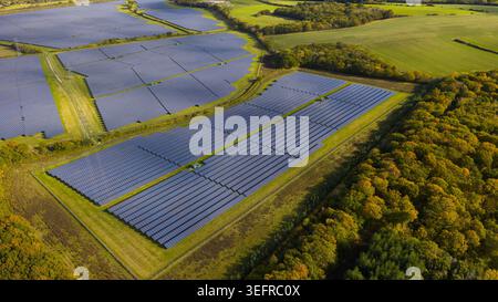 Solarpark, der saubere Energie in ländlichen Landschaften erzeugt Stockfoto