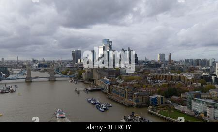 Londoner Stadtlandschaft mit Fluss themse und Tower Bridge mit moderner Skyline Stockfoto
