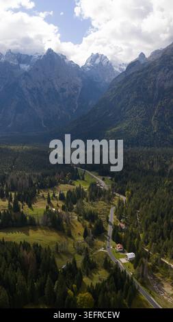 Dolomitgebirgsstraße schlängelt sich durch den Wald Stockfoto