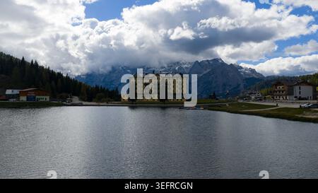 Der Misurina See spiegelt das Grand Hotel savoia dolomites Mountains wider Stockfoto