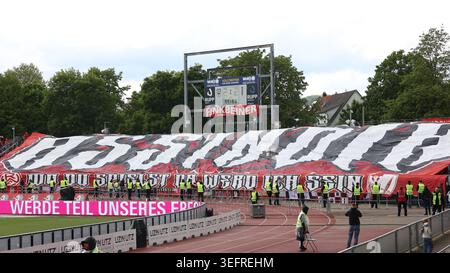 Ulm, Deutschland. Mai 2026. Fußball, Männer: 3. Liga, SSV Ulm 1846 - Rot-Weiss Essen, 38. Spieltag, Donaustadion. Die Fans von Rot-Weiss Essen mit einer Choreographie. WICHTIGER HINWEIS: Gemäß den Vorschriften der DFL Deutscher Fußball-Liga und des DFB Deutscher Fußball-Bundes ist es verboten, im Stadion und/oder im Spiel aufgenommene Fotografien in Form von sequenziellen Bildern und/oder videoähnlichen Fotoserien zu verwenden oder zu verwenden. Quelle: Lucca Fundel/dpa/Alamy Live News Stockfoto