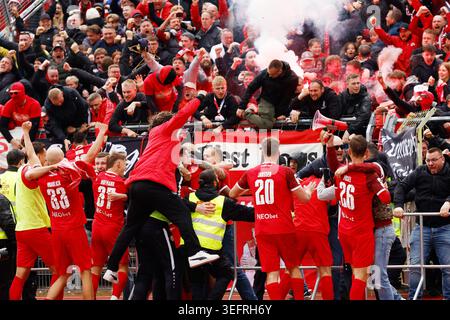 Ulm, Deutschland. Mai 2026. Fußball, Herren: 3. Liga, SSV Ulm 1846 - Rot-Weiss Essen, Spieltag 38, Donaustadion. Die Spieler von Rot-Weiss Essen jubeln vor ihren Fans. WICHTIGER HINWEIS: Gemäß den Vorschriften der DFL Deutscher Fußball-Liga und des DFB Deutscher Fußball-Bundes ist es verboten, im Stadion und/oder im Spiel aufgenommene Fotografien in Form von sequenziellen Bildern und/oder videoähnlichen Fotoserien zu verwenden oder zu verwenden. Quelle: Lucca Fundel/dpa/Alamy Live News Stockfoto