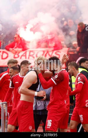 Ulm, Deutschland. Mai 2026. Fußball, Herren: 3. Liga, SSV Ulm 1846 - Rot-Weiss Essen, Spieltag 38, Donaustadion. Ruben Reisig (r, Rot-Weiss Essen) feiert mit Ben Hüning. WICHTIGER HINWEIS: Gemäß den Vorschriften der DFL Deutscher Fußball-Liga und des DFB Deutscher Fußball-Bundes ist es verboten, im Stadion und/oder im Spiel aufgenommene Fotografien in Form von sequenziellen Bildern und/oder videoähnlichen Fotoserien zu verwenden oder zu verwenden. Quelle: Lucca Fundel/dpa/Alamy Live News Stockfoto