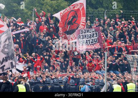 Ulm, Deutschland. Mai 2026. Fußball, Herren: 3. Liga, SSV Ulm 1846 - Rot-Weiss Essen, Spieltag 38, Donaustadion. Die Spieler von Rot-Weiss Essen feiern ihren Sieg vor ihren Fans. WICHTIGER HINWEIS: Gemäß den Vorschriften der DFL Deutscher Fußball-Liga und des DFB Deutscher Fußball-Bundes ist es verboten, im Stadion und/oder im Spiel aufgenommene Fotografien in Form von sequenziellen Bildern und/oder videoähnlichen Fotoserien zu verwenden oder zu verwenden. Quelle: Lucca Fundel/dpa/Alamy Live News Stockfoto