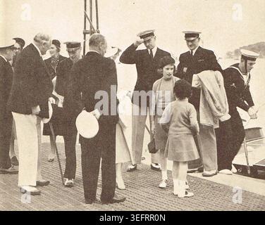 Die königliche Familie von König George VI. Landet auf Cowes, isle of Wight, von der königlichen Yacht HMY Victoria and Albert, um 1937, die Prinzessin Elizabeth die zukünftige Königin Elisabeth II. Blickt auf ihre Schwester Margaret, die ihren Rücken zur Kamera hat. Stockfoto