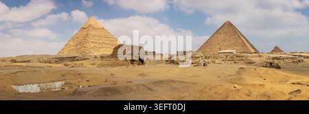 Panorama des Gizeh-Plateaus mit großer Pyramide von Gizeh (Cheops-Pyramide), Pyramide von Menkaure, Grab der Königin Khentkawes I (Pyramide von Khentkaus I) und Stockfoto