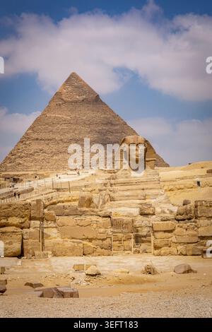 Die große Pyramide von Gizeh (Cheops-Pyramide) und die große Sphinx von Gizeh Landschaftsansicht, Touristen in Ägypten. Stockfoto