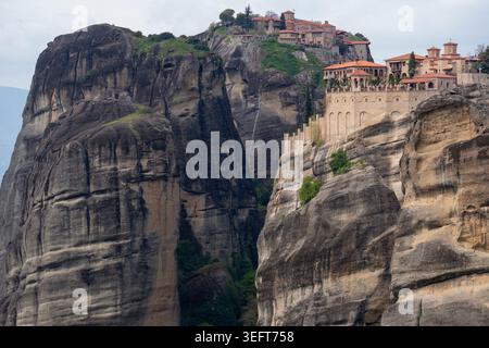 Ein herrlicher Blick auf die Klöster Great Meteoron und Varlaam, die sich auf angrenzenden Felsengipfeln über dem tiefen Meteora-Tal thronen. Stockfoto