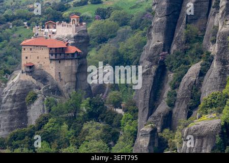 Das Heilige Kloster des Heiligen Nikolaus Anapafsas inmitten der Klippen von Meteora Stockfoto