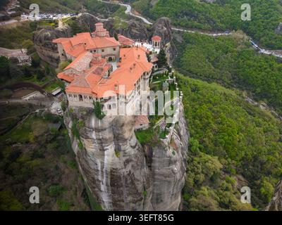 Luftbild des Klosters Varlaam und der schwindelerregenden Klippen von Meteora Stockfoto