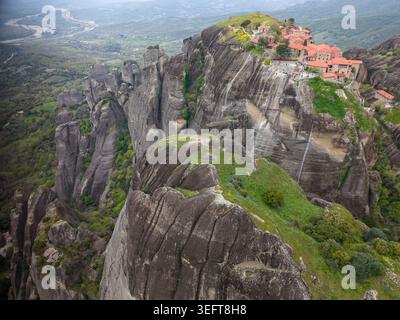 Luftbild des Großen Meteorons und der Labyrinthfelsen von Meteora Stockfoto