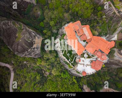 Nadir aus der Vogelperspektive des Klosterkomplexes Varlaam in Meteora, Griechenland. Stockfoto