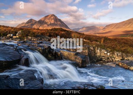 Kaskade auf dem Fluss Etive im Herbst mit der Buachaille Etive Mor im Hintergrund Stockfoto