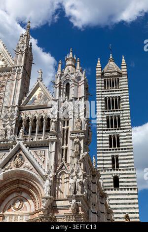 Detail der Kathedralfassade und des Glockenturms in siena toskana italien sonniger Tag keine Leute Stockfoto