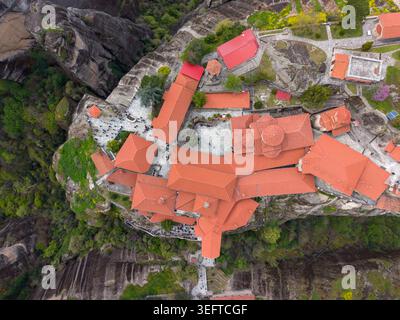 Nadir Luftaufnahme der Strukturen und Plateaus von Großmeteoronen in Kalambaka, Griechenland. Stockfoto
