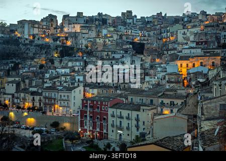 Ragusa Ibla in der Dämmerung mit Stadtlichtern, die die historischen Gebäude beleuchten, Sizilien, Italien - 29. Dezember 2025 Stockfoto