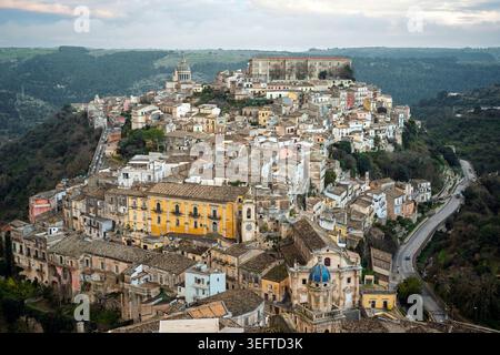Panoramablick auf Ragusa Ibla, Sizilien, Italien, mit Blick auf den Dom von San Giorgio Stockfoto