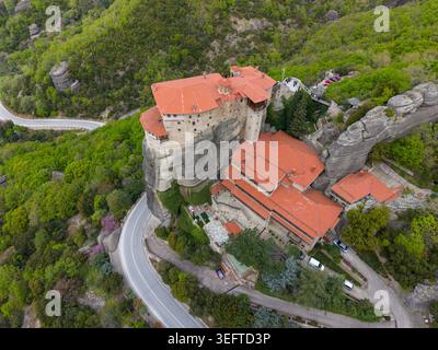 Hochwinkelansicht des Heiligen Klosters von Rousanou und der gewundenen Straßen in Kalambaka, Griechenland. Stockfoto