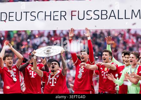 MÜNCHEN – 16. MAI: Deutscher Fussballmeister 2026 – Luis Diaz (FC Bayern München, 14) hält nach dem Bundesliga-Spiel zwischen dem FC Bayern München gegen 1 vor seinem Team die Trophäe. Der FC Köln in der Allianz Arena am Spieltag 34 des 1. Bundesliga am 16. Mai 2026 in München. DFL-VORSCHRIFTEN VERBIETEN DIE VERWENDUNG VON FOTOS ALS BILDSEQUENZEN UND/ODER QUASI-VIDEO. Stockfoto