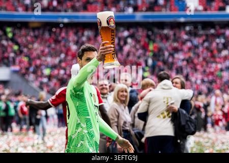 MÜNCHEN – 16. MAI: Sven Ulreich (FC Bayern München, 26) hält ein Paulaner-Bier nach dem Bundesliga-Spiel zwischen dem FC Bayern München gegen den 1. Der FC Köln in der Allianz Arena am Spieltag 34 des 1. Bundesliga am 16. Mai 2026 in München. DFL-VORSCHRIFTEN VERBIETEN DIE VERWENDUNG VON FOTOS ALS BILDSEQUENZEN UND/ODER QUASI-VIDEO. Stockfoto