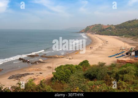 Scenische Aussicht auf Vagator Beach mit Klippen und sandigem Ufer in Nord-Goa, Indien Stockfoto