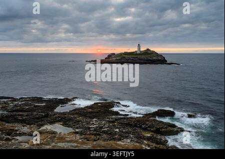 Sonnenuntergang am Godrevy Leuchtturm vor der Küste von St Ives in Cornwall, Engalfn Stockfoto