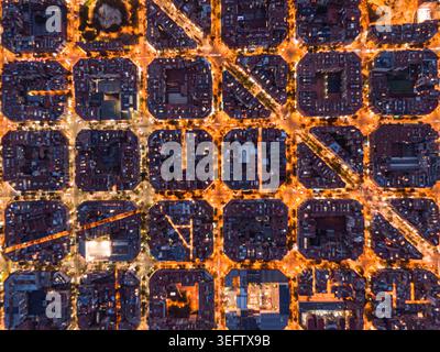 Barcelona eixample Raster aus der Luft bei Nacht Stockfoto