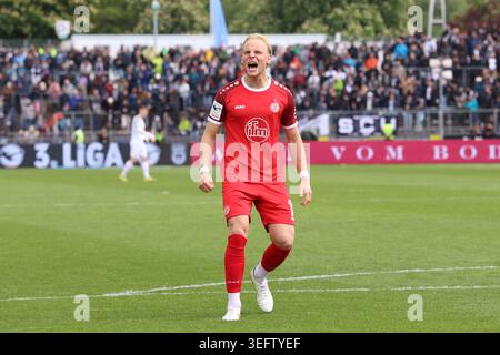 Ulm, Deutschland. Mai 2026. Fußball, Herren: 3. Liga, SSV Ulm 1846 - Rot-Weiss Essen, Spieltag 38, Donaustadion. Ben Hüning (Rot-weiß Essen) reagiert. WICHTIGER HINWEIS: Gemäß den Vorschriften der DFL Deutscher Fußball-Liga und des DFB Deutscher Fußball-Bundes ist es verboten, im Stadion und/oder im Spiel aufgenommene Fotografien in Form von sequenziellen Bildern und/oder videoähnlichen Fotoserien zu verwenden oder zu verwenden. Quelle: Lucca Fundel/dpa/Alamy Live News Stockfoto