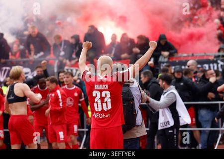 Ulm, Deutschland. Mai 2026. Fußball, Herren: 3. Liga, SSV Ulm 1846 - Rot-Weiss Essen, Spieltag 38, Donaustadion.Tobias Kraulich (Rot-Weiss Essen) jubelt mit seinen Teamkollegen vor den Fans. WICHTIGER HINWEIS: Gemäß den Vorschriften der DFL Deutscher Fußball-Liga und des DFB Deutscher Fußball-Bundes ist es verboten, im Stadion und/oder im Spiel aufgenommene Fotografien in Form von sequenziellen Bildern und/oder videoähnlichen Fotoserien zu verwenden oder zu verwenden. Quelle: Lucca Fundel/dpa/Alamy Live News Stockfoto