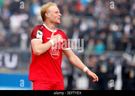 Ulm, Deutschland. Mai 2026. Fußball, Herren: 3. Liga, SSV Ulm 1846 - Rot-Weiss Essen, Spieltag 38, Donaustadion. Ben Hüning (Rot-weiß Essen) reagiert. WICHTIGER HINWEIS: Gemäß den Vorschriften der DFL Deutscher Fußball-Liga und des DFB Deutscher Fußball-Bundes ist es verboten, im Stadion und/oder im Spiel aufgenommene Fotografien in Form von sequenziellen Bildern und/oder videoähnlichen Fotoserien zu verwenden oder zu verwenden. Quelle: Lucca Fundel/dpa/Alamy Live News Stockfoto