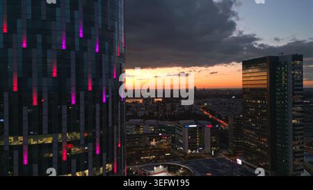 Bukarest Stadtbild in der Abenddämmerung mit modernen Wolkenkratzern Stockfoto