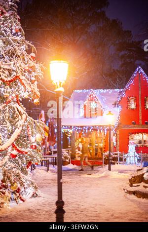 Weihnachten Winternächteszene mit beleuchtetem Tannenbaum Stockfoto