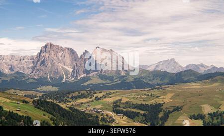 Dolomiten und seiser almlandschaft Stockfoto