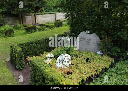 Blumen am Grab von Manfred Stolpe zu dessen 90. Geburtstag auf dem Bornstedter Friedhof in Potsdam, 16. Mai 2026. Manfred Stolpe *** Blumen am Grab von Manfred Stolpe zum 90. Geburtstag auf dem Bornstedter Friedhof in Potsdam, 16. Mai 2026 Manfred Stolpe Stockfoto