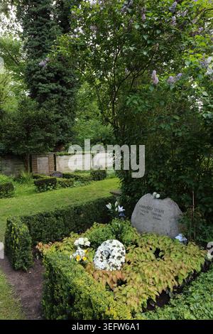 Blumen am Grab von Manfred Stolpe zu dessen 90. Geburtstag auf dem Bornstedter Friedhof in Potsdam, 16. Mai 2026. Manfred Stolpe *** Blumen am Grab von Manfred Stolpe zum 90. Geburtstag auf dem Bornstedter Friedhof in Potsdam, 16. Mai 2026 Manfred Stolpe Stockfoto