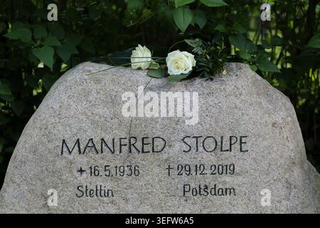 Blumen am Grab von Manfred Stolpe zu dessen 90. Geburtstag auf dem Bornstedter Friedhof in Potsdam, 16. Mai 2026. Manfred Stolpe *** Blumen am Grab von Manfred Stolpe zum 90. Geburtstag auf dem Bornstedter Friedhof in Potsdam, 16. Mai 2026 Manfred Stolpe Stockfoto