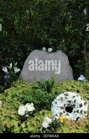 Blumen am Grab von Manfred Stolpe zu dessen 90. Geburtstag auf dem Bornstedter Friedhof in Potsdam, 16. Mai 2026. Manfred Stolpe *** Blumen am Grab von Manfred Stolpe zum 90. Geburtstag auf dem Bornstedter Friedhof in Potsdam, 16. Mai 2026 Manfred Stolpe Stockfoto