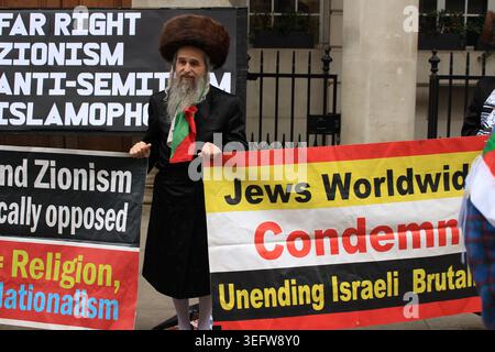 London, Großbritannien. 16. Mai 2026. Orthodoxe jüdische Demonstranten in Nakba am 78. märz. Quelle: Sophia Akram/Alamy Live News Stockfoto