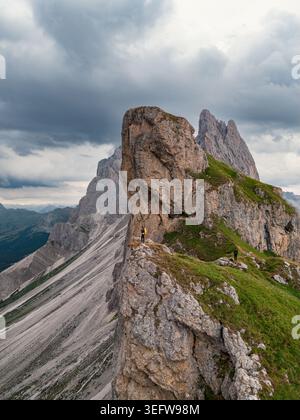 Wanderer am Klippenrand der seceda dolomiten Stockfoto