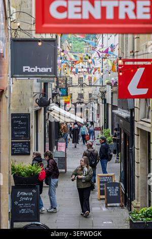 Blick auf die enge Union Passage, eine Fußgängerzone in Bath, Großbritannien am 8. Mai 2026 Stockfoto