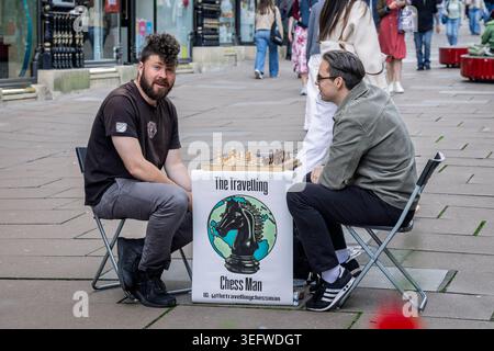 The Travelling Chess man – zwei junge Männer, die am 8. Mai 2026 in der Milsom Street in Bath Schach spielen Stockfoto