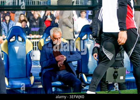 Lissabon, Portugal. Mai 2026. Estadio Antonio Coimbra da Mota José Mourinho Cheftrainer von SL Benfica während des Primeira Liga-Spiels zwischen GD Estoril Praia und SL Benfica im Estadio Antonio Coimbra da Mota am 16. Mai 2026 in Estoril, Portugal. Liga Portugal Betclic - GD Estoril Praia vs SL Benfica (Valter Gouveia/SPP) Credit: SPP Sport Pressefoto. /Alamy Live News Stockfoto