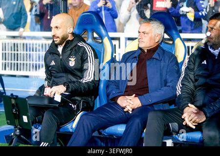 Lissabon, Portugal. Mai 2026. Estadio Antonio Coimbra da Mota José Mourinho Cheftrainer von SL Benfica während des Primeira Liga-Spiels zwischen GD Estoril Praia und SL Benfica im Estadio Antonio Coimbra da Mota am 16. Mai 2026 in Estoril, Portugal. Liga Portugal Betclic - GD Estoril Praia vs SL Benfica (Valter Gouveia/SPP) Credit: SPP Sport Pressefoto. /Alamy Live News Stockfoto