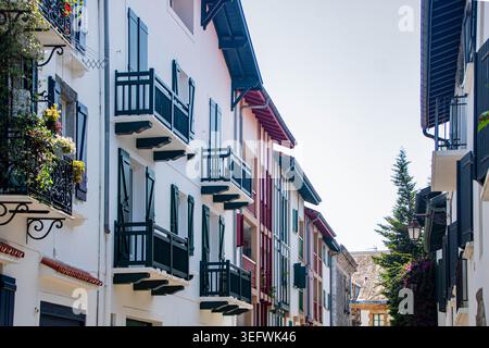 Hendaye, Frankreich, 15. August 2025, ein malerischer Blick auf die Straße im historischen Zentrum mit traditionellen weiß getünchten baskischen Häusern mit ikonischem Grün und Grün Stockfoto