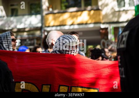 Berlin, Berlin, Deutschland. Mai 2026. Ein Demonstrant schützt seine Identität, indem er sein Gesicht mit einem palästinensischen Keffiyeh hinter einem roten Banner während der Nakba-Demonstration 78 in Berlin bedeckt. (Kreditbild: © Maria Castro/ZUMA Press Wire) NUR REDAKTIONELLE VERWENDUNG! Nicht für kommerzielle ZWECKE! Quelle: ZUMA Press, Inc./Alamy Live News Stockfoto